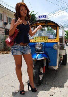 After ride on rickshaw pretty Asian girl agrees to pose naked in bedroom