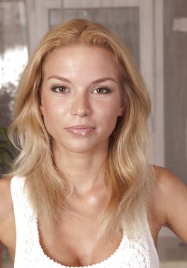 Tanned blonde Summer Breeze pulls off leopard panties from her shaved pussy