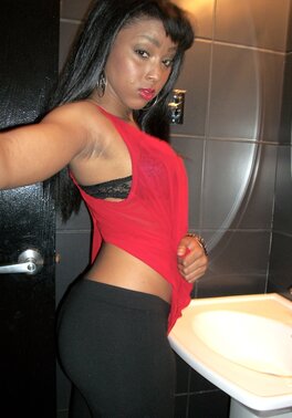 Teen takes the sexiest pics of her trimmed twat in the bathroom