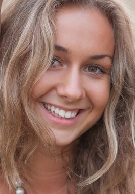 First rate seductress showing off her body out in the open