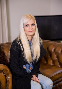 Shapely ass of Candee Licious will drive you fucking insane