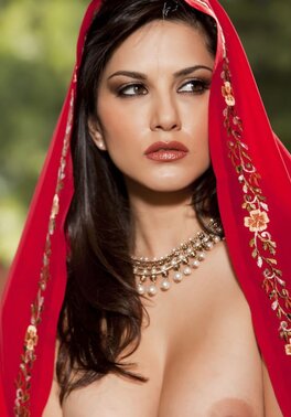 Indian goddess Sunny Leone teases with her big natural boobs