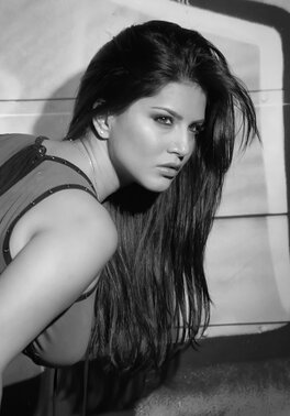 Sunny Leone displays her great curves in a sexy tight dress