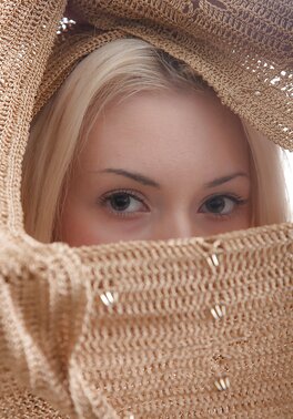 Naked blonde babe appears for a once-in-a-lifetime show