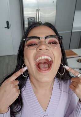 Latina with a cute face wants to worship dick cuz why not