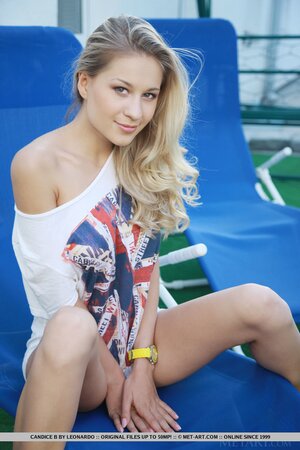 Skinny babe Candice B changes blue T-shirt and teases viewers with naked breasts