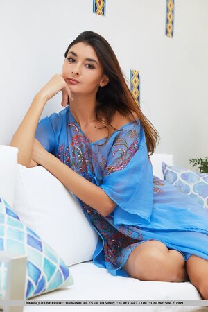 Photo shoot wasn't enough for agent and he asked female to get naked