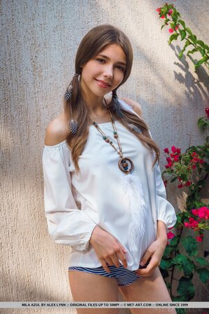 Chick with natural tits came to porn photo shoot to expose touchable breasts