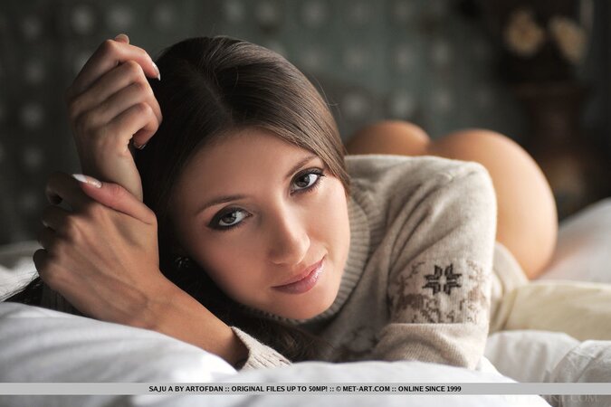 Slut in sweater and leg-warmers feels hot inside and gets naked in bed