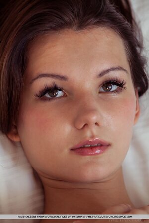 Babe with taut asshole told friend she wanted to try posing naked on camera