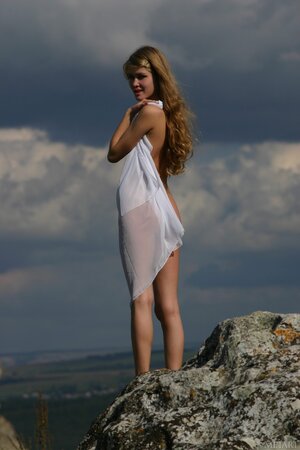 Gentle teen model flashes her elegant small tits and trimmed pussy in the nature