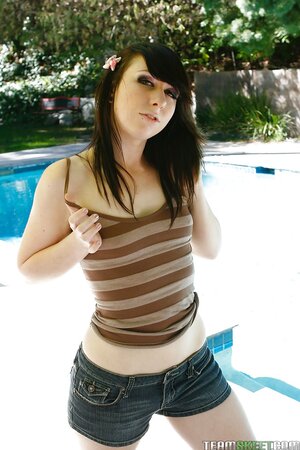 Lewd conduct of chick leaves no room for doubt that she wants sex outdoors