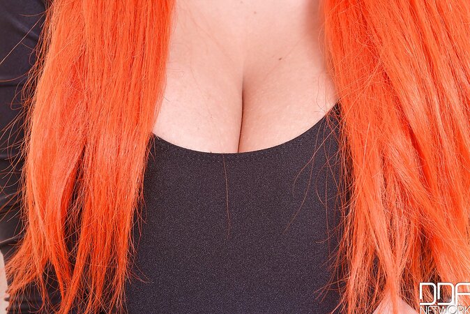 Unusual sex toy able to give redhead with curvy body maximum pleasure