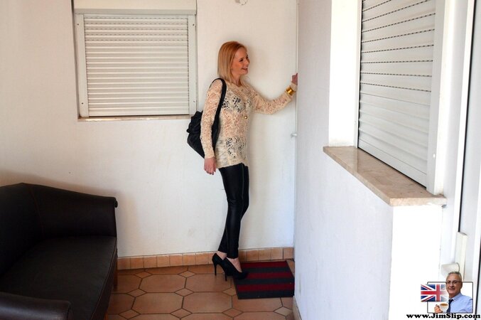 Cute blonde arrives at audition and doesn't hesitate to undress in front of cam