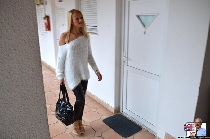Young woman hides tits and tushy under outfit but cameraman tells her to strip