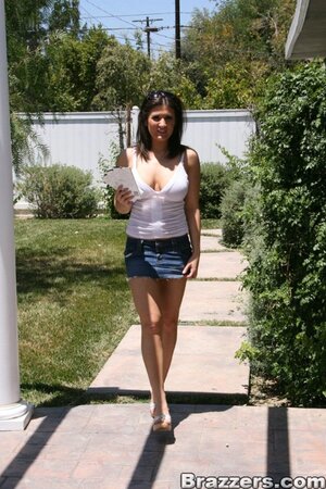 Postwoman exposes hooters driving car and heads to potential lover with a letter