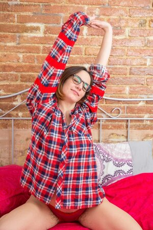 Babe leaves her armpits and pussy unshaven to manifest her feminist tendencies