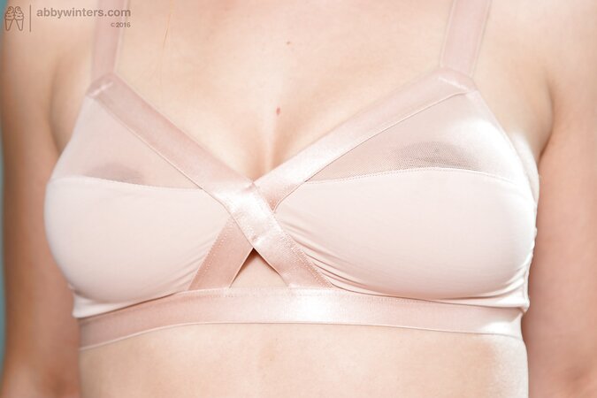 Two curious nerds get naked to try cunnilingus for the first time