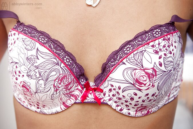 Indian whore plays hard-to-get but still shows off all of her openings