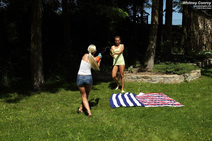 Friends have fun with water guns and can't resist practicing lesbian sex