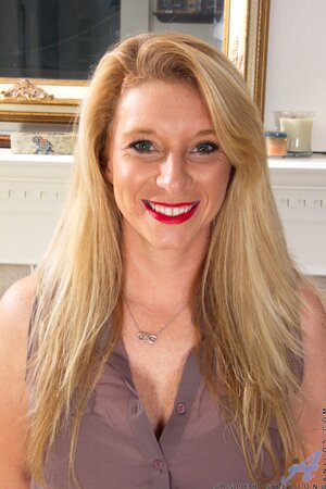 Naked photo session always boost the mood of American housewife with tattoos