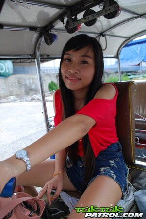 Owner of auto rickshaw coaxes exotic cutie to pose together with him