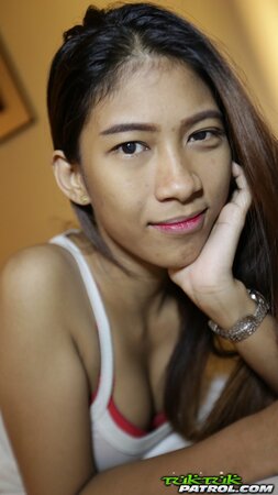 Slender Thai teen in exchange for money poses for guy without clothes