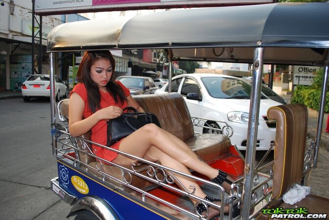 In exchange for free ride Asian teen shows driver her pussy and tits