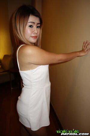 Flirtatious Thai girl leaves her girlfriends and follows pickup artist