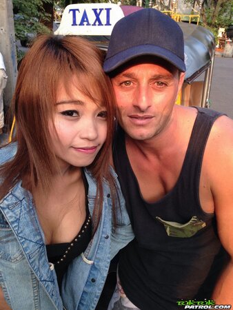Tourist finds exotic babe who after little outdoor photoshoot poses naked for him