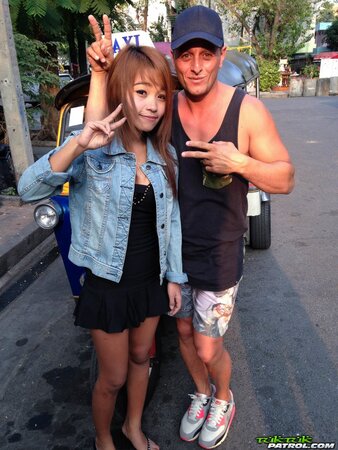 Tourist finds exotic babe who after little outdoor photoshoot poses naked for him