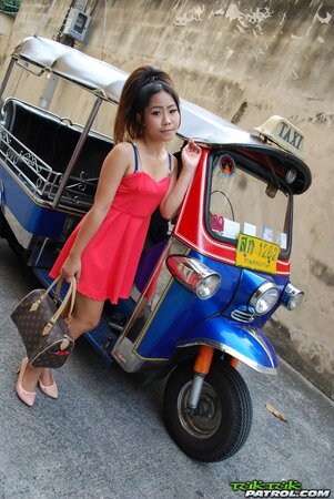 Rickshaw helps driver lure good-looking Asian sexpot into quick fuck