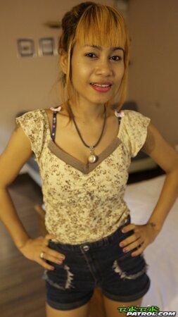 Ride on rickshaw makes exotic babe in mood to pose for guy dressed in lingerie