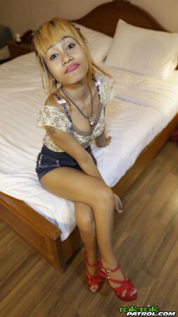 Ride on rickshaw makes exotic babe in mood to pose for guy dressed in lingerie