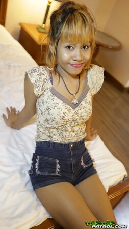 Ride on rickshaw makes exotic babe in mood to pose for guy dressed in lingerie