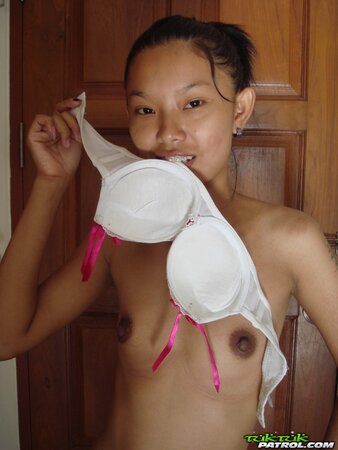 Slim model with Asian features doesn't feel embarrassed to bare boyish body