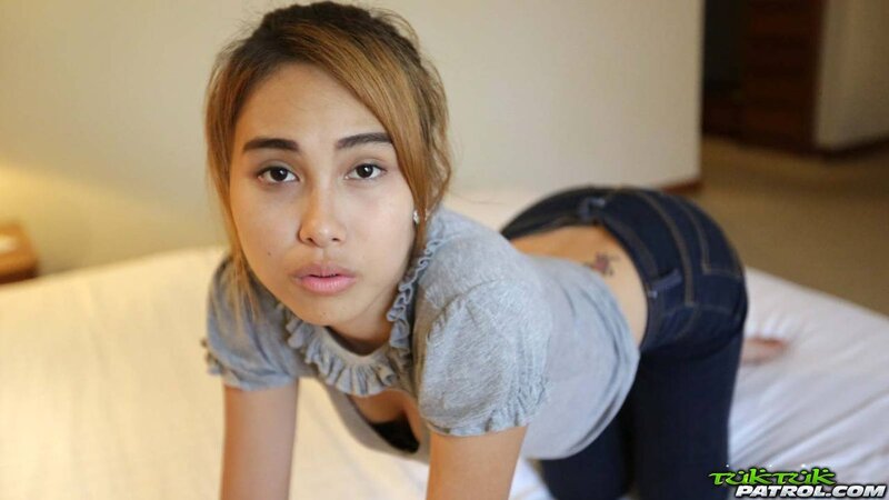 Asian babe voluntarily asked admirers to enter inside her trimmed pussy