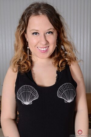 MILF deletes jean shorts and black bodysuit to discover her downy muff