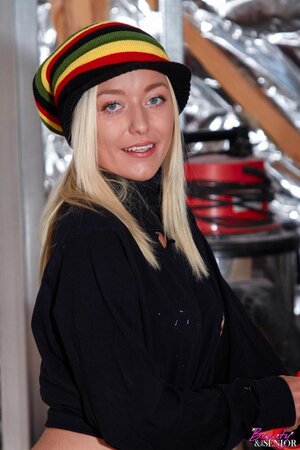 Geezer decides to give her a sexual lesson to blonde construction worker