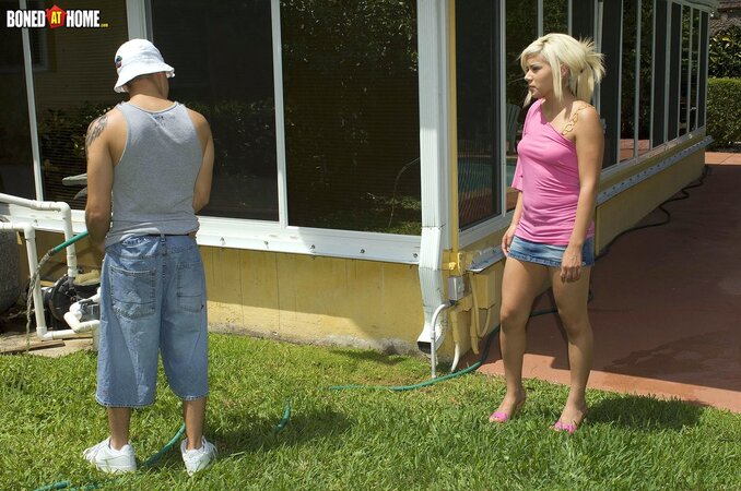 Wanton female asks gardener to sneak into her mouth and peach outdoors