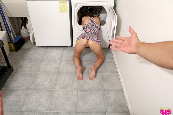 Whore helps handyman fixing the washing machine and gives him pussy for sex
