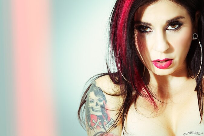Tattooed MILF with great body takes off lingerie and poses only in stockings