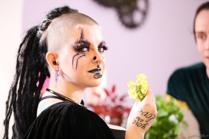 Man makes alt girl with tattooed face reach the highest point of pleasure
