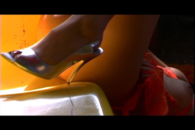 MILF from India Sunny Leone in orange lingerie poses on a yellow lounger