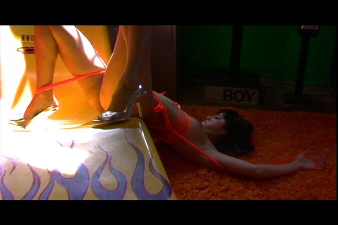 MILF from India Sunny Leone in orange lingerie poses on a yellow lounger