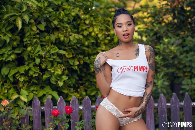 Famous porn site invites the Asian whore for a naked photo session and she agrees