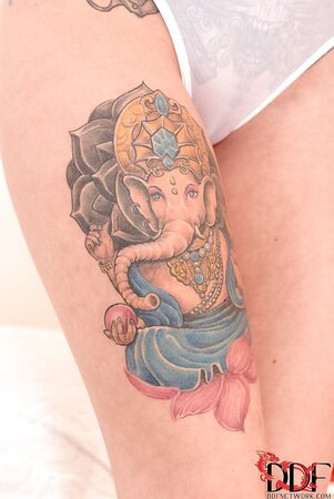 Babes with tattooed bodies and dyed hair perform naughty lesbian posing