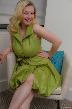 Amateur blonde housewife puts dress off to shake her huge natural boobs
