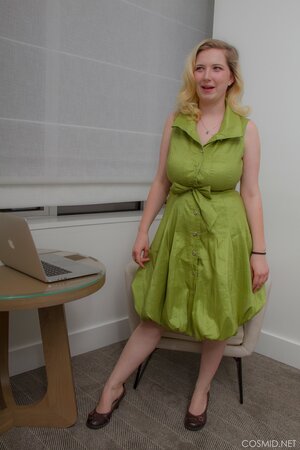 Amateur blonde housewife puts dress off to shake her huge natural boobs