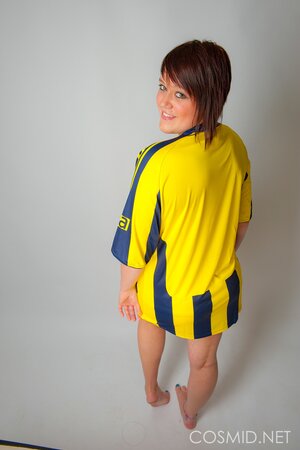 Chubby football fan pulls T-shirt off to show off her big tits and sexy panties